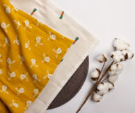 Муслиновый плед Зайцы на горчичном/Морковки, 100 x 120 см, 4 слоя